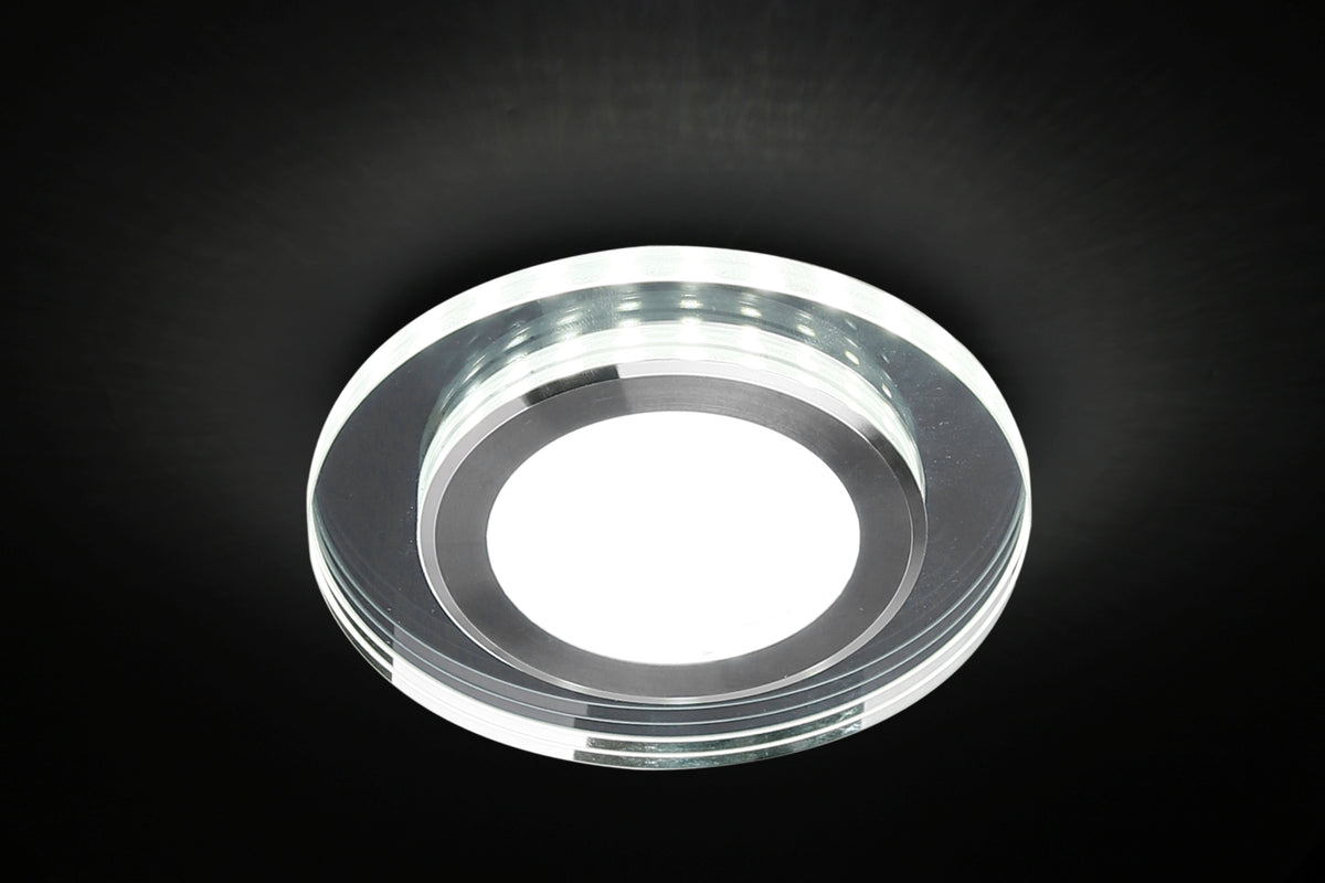 Spot LED allumé sur fond noir, halo blanc diffus au centre