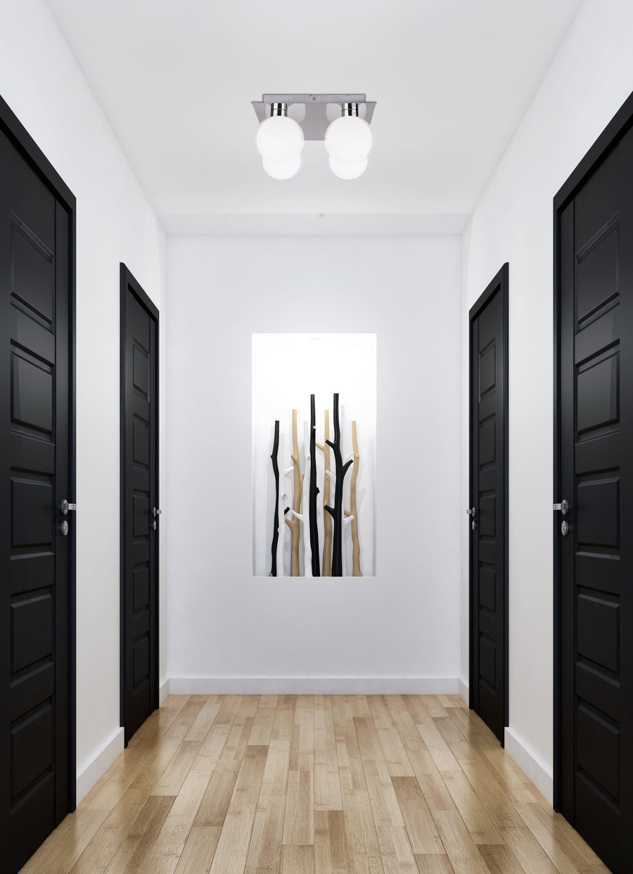 Le luminaire éclaire un couloir blanc aux portes noires, vu dans l'axe