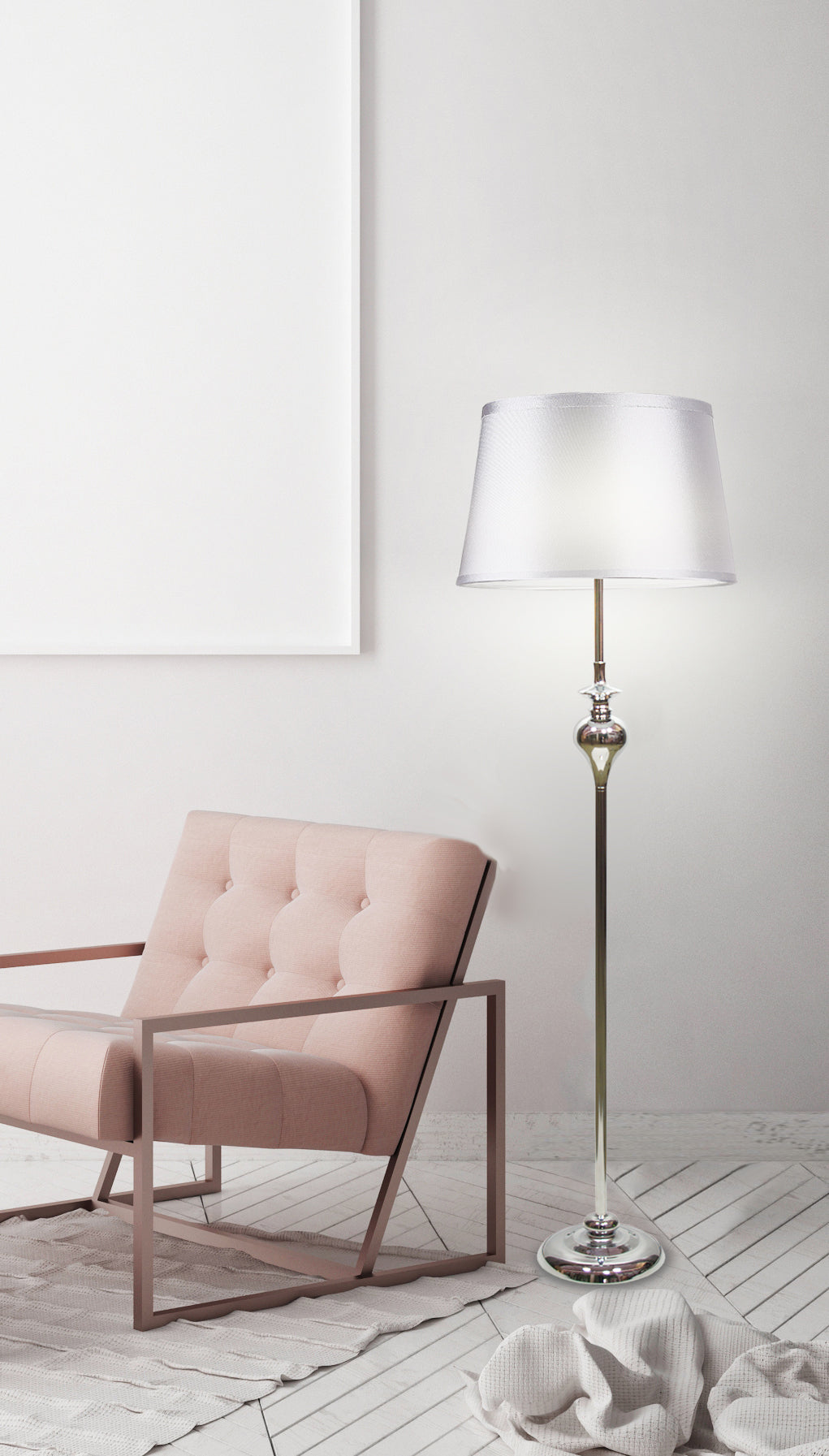 Mise en ambiance salon clair avec fauteuil rose pâle et lampadaire allumé