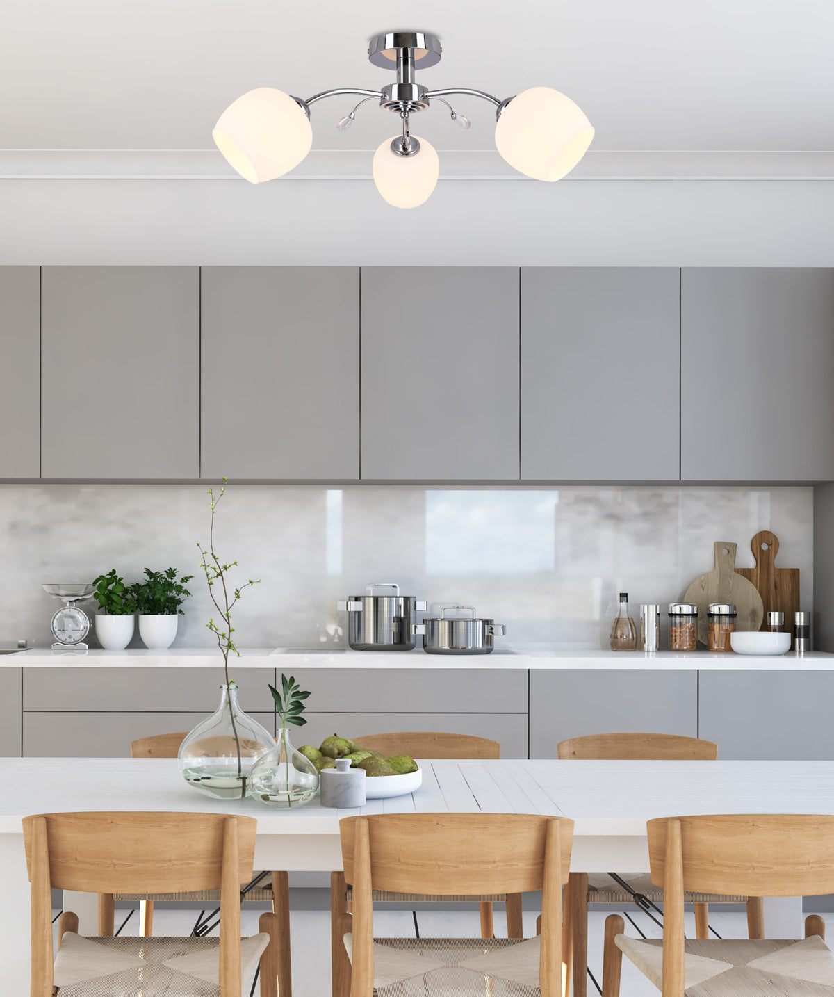 Mise en ambiance du plafonnier allumé au-dessus d'une table de cuisine moderne.