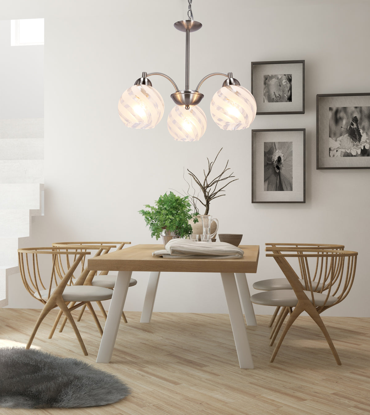 Mise en ambiance au-dessus d'une table à manger avec chaises en bois.