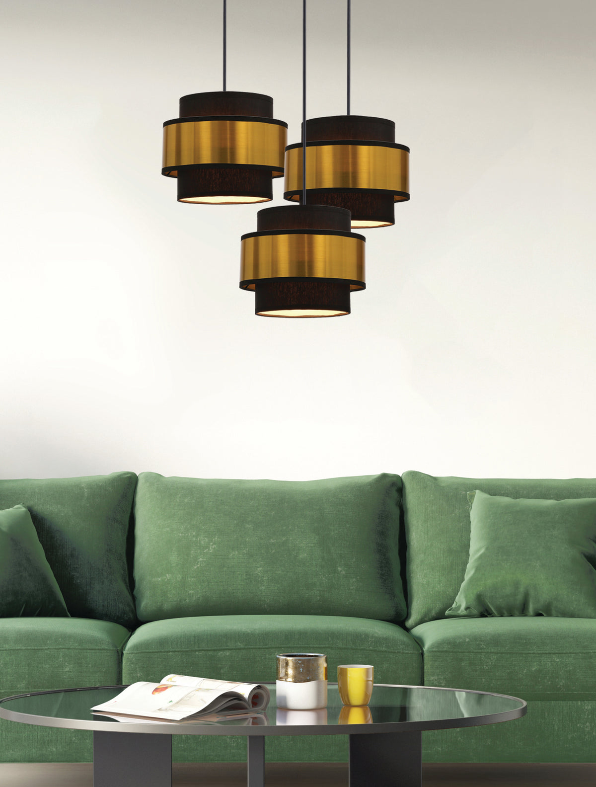 Mise en ambiance du luminaire suspendu au-dessus d'un canapé vert et table basse.
