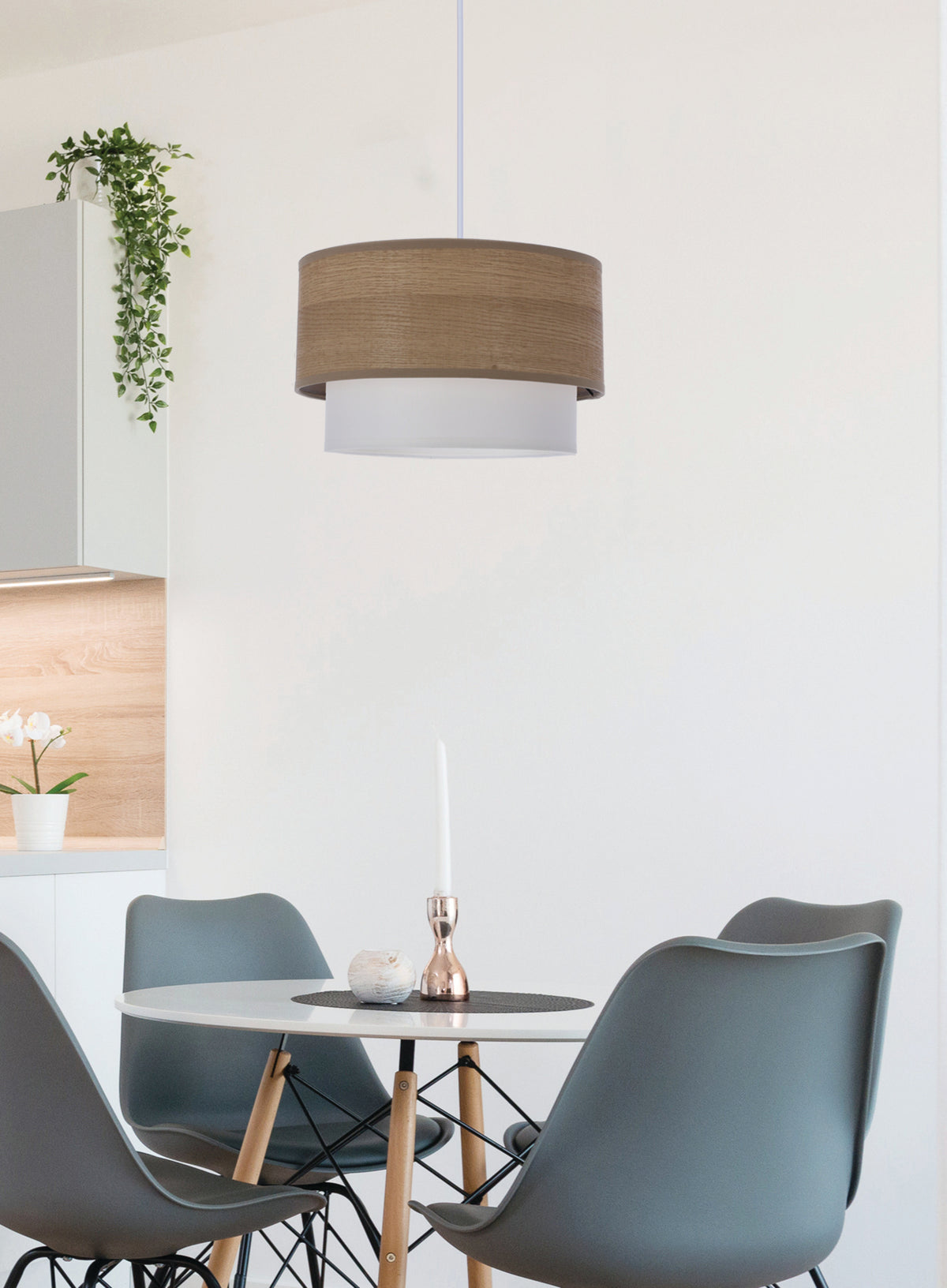 Mise en ambiance au-dessus d'une table à manger dans un intérieur scandinave.