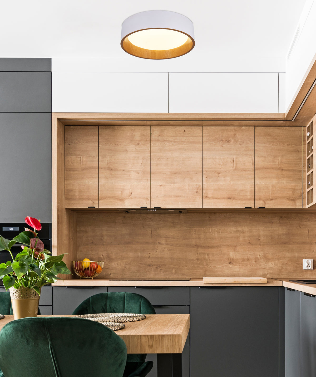 Mise en ambiance cuisine moderne, plafonnier allumé fixé au plafond