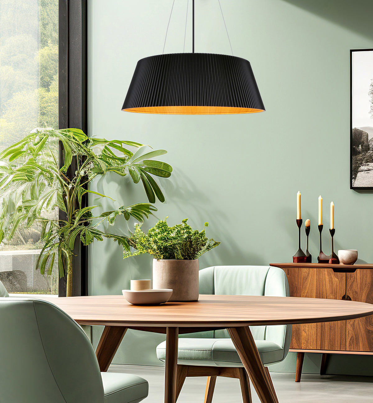 Mise en ambiance : suspension noire au-dessus d'une table à manger verte.