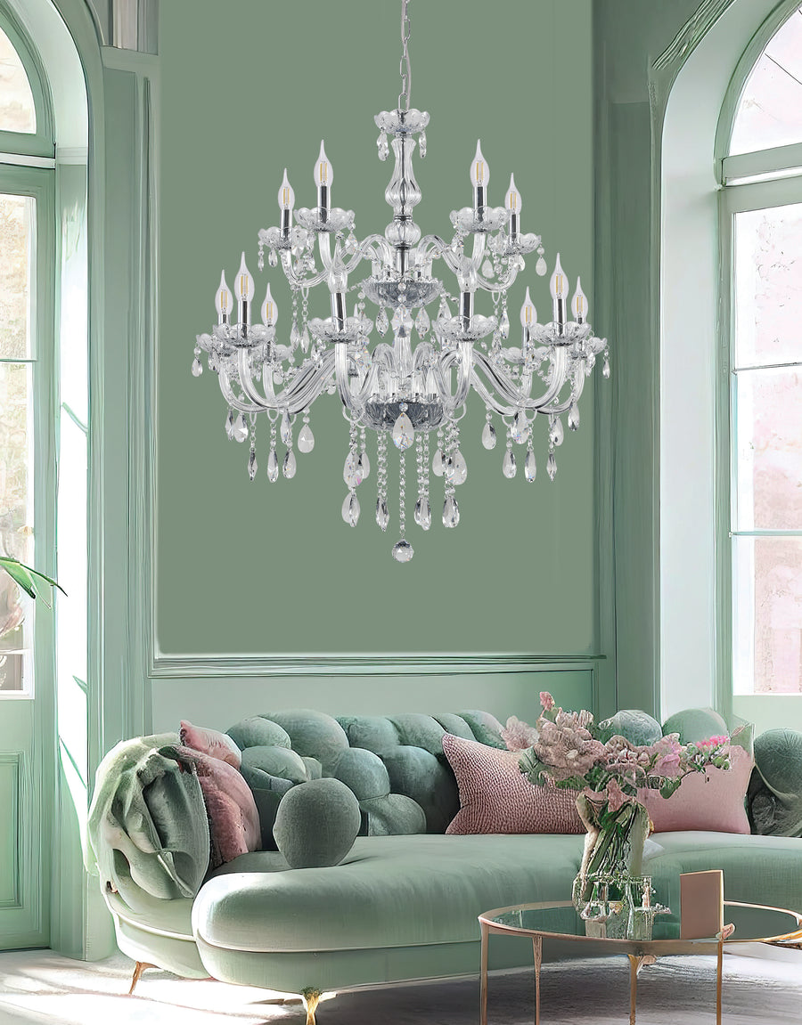 Suspension cristal installée dans un salon vert pâle, avec canapé et fenêtres