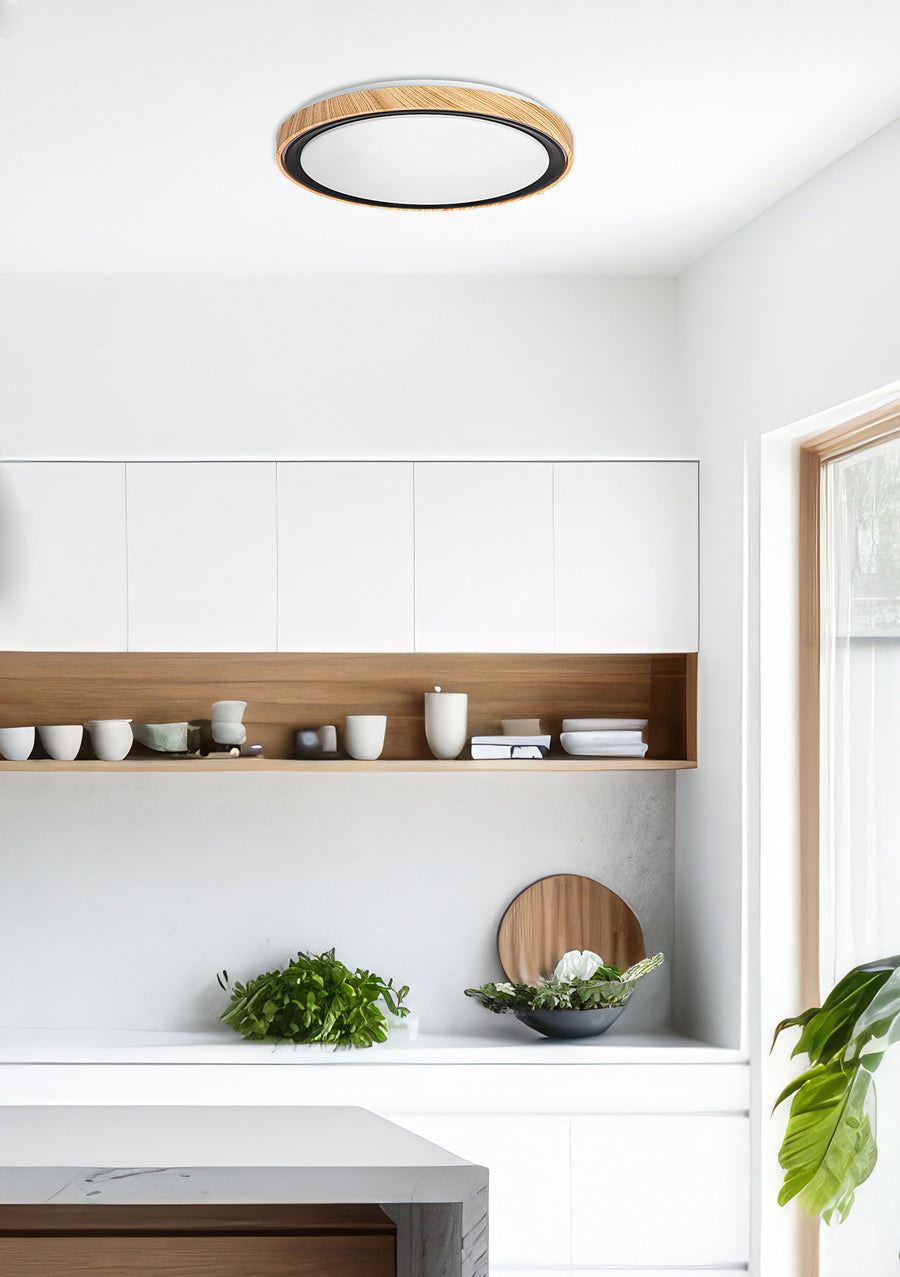 Vue en situation dans une cuisine blanche avec meubles hauts et étagère en bois