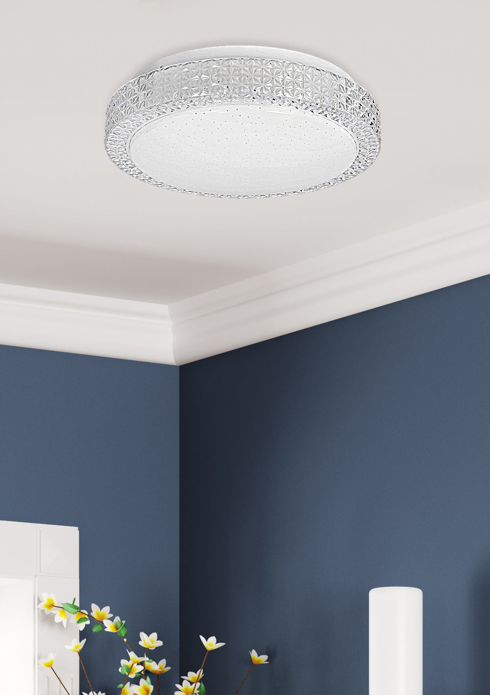 Luminaire fixé au plafond dans un salon aux murs bleu nuit et moulures