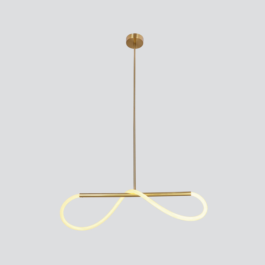 Suspension dorée avec ruban LED en boucle croisée, vue de face sur fond gris