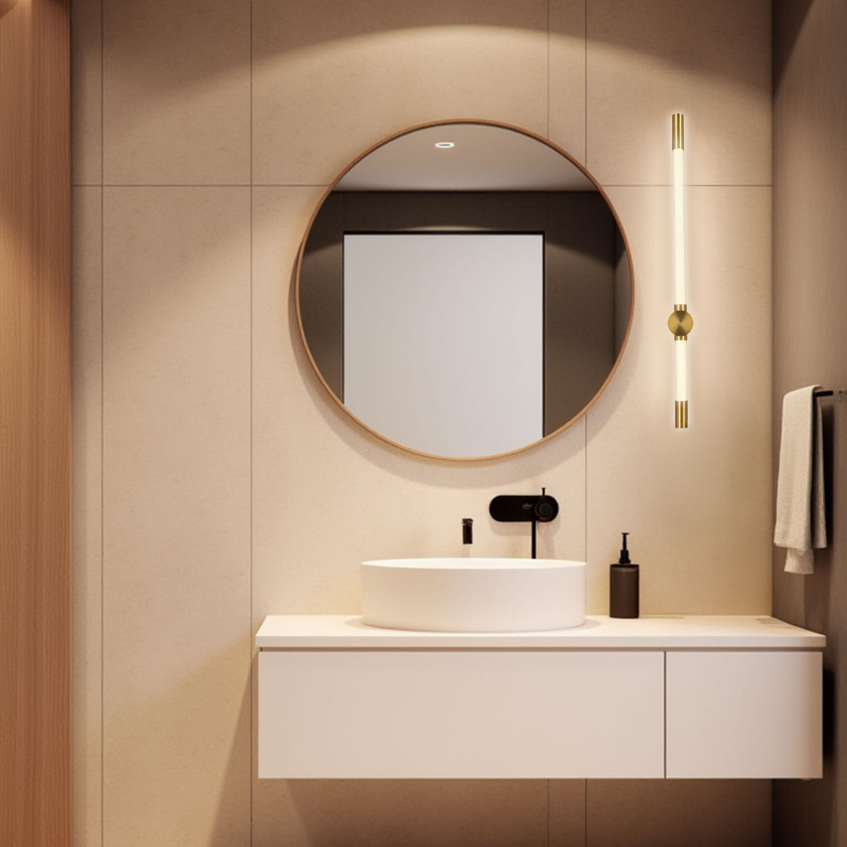 Mise en ambiance de l'applique allumée près d'un miroir rond, salle de bain contemporaine.