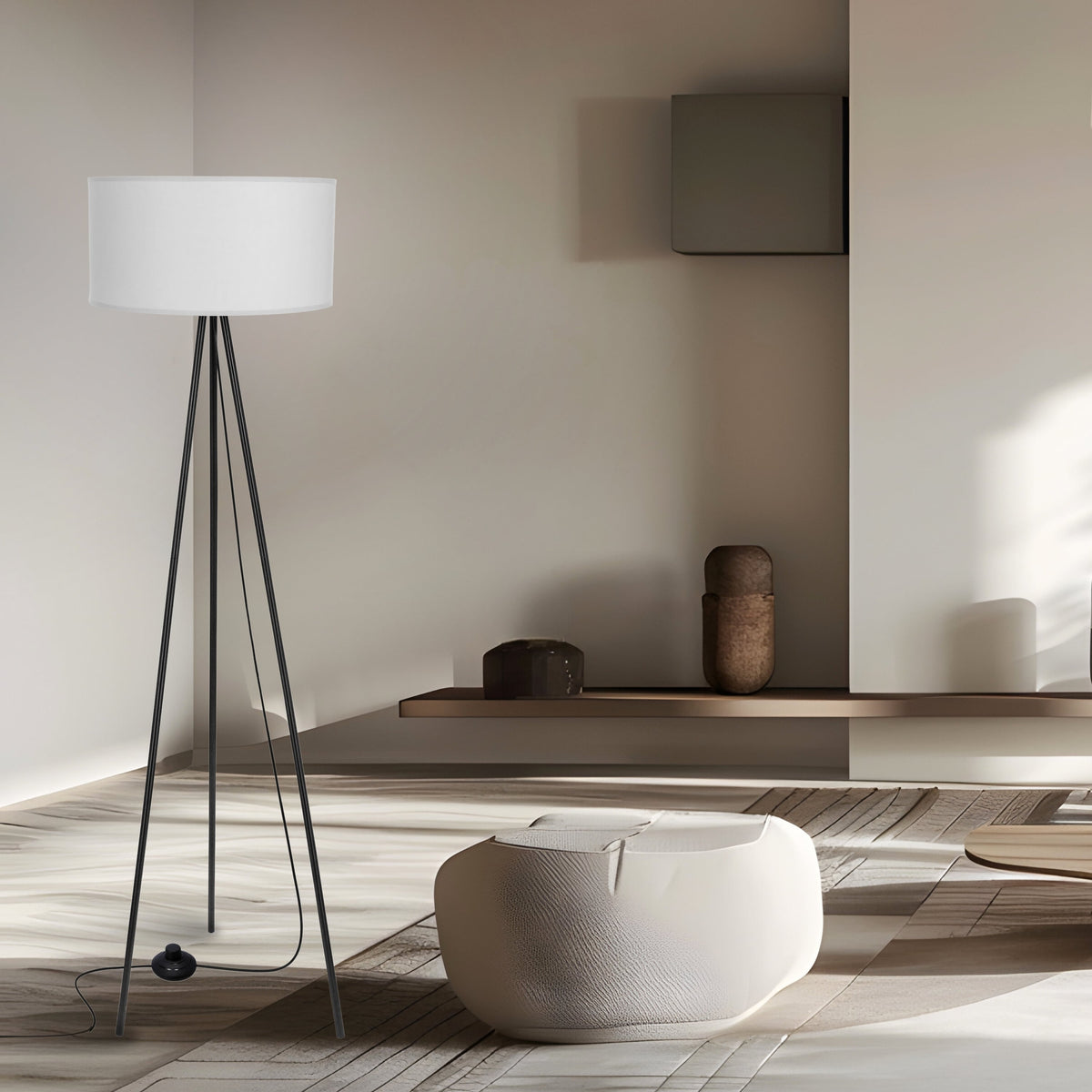 Mise en ambiance dans un salon minimaliste baigné de lumière, canapé blanc et étagère en bois.