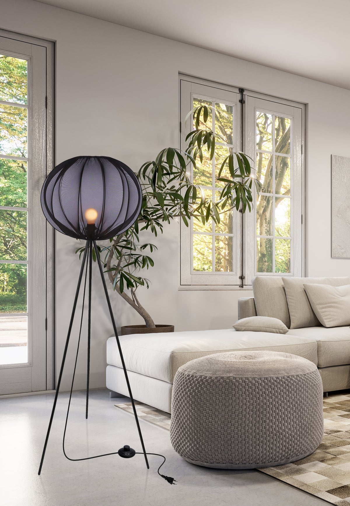 Mise en ambiance du lampadaire allumé près d'un canapé beige et d'une plante verte.