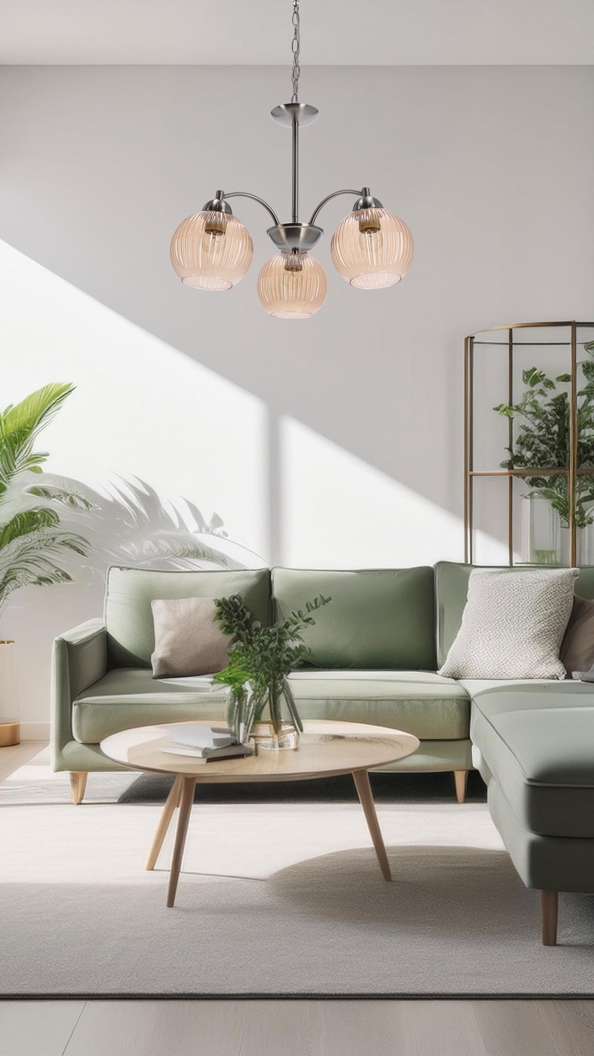 Mise en ambiance dans un salon clair, luminaire suspendu au-dessus d'un canapé vert