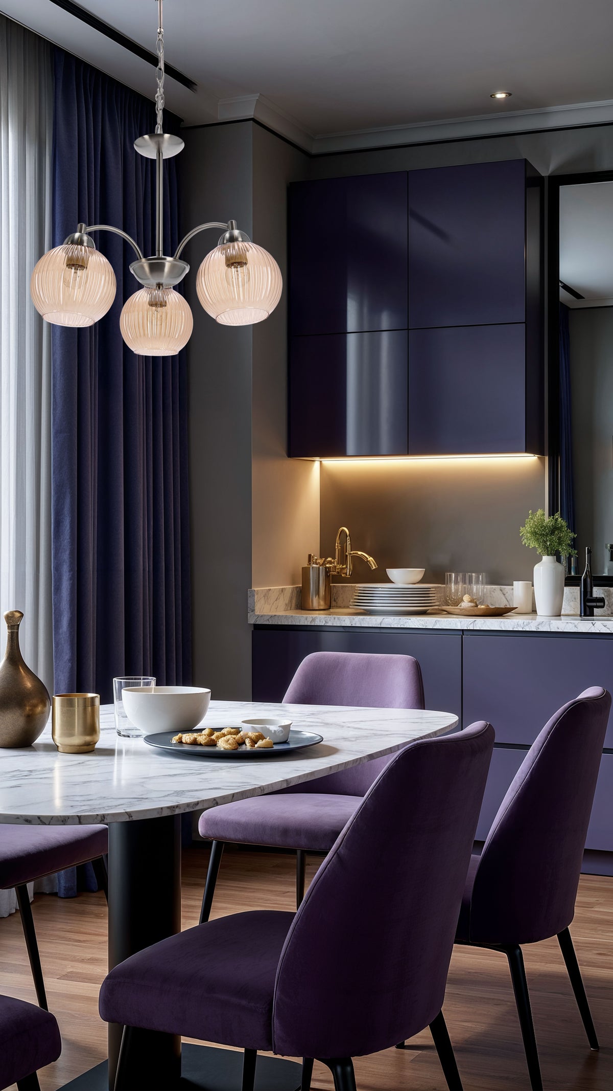 Suspension allumée au-dessus d'une table de salle à manger aux chaises violettes