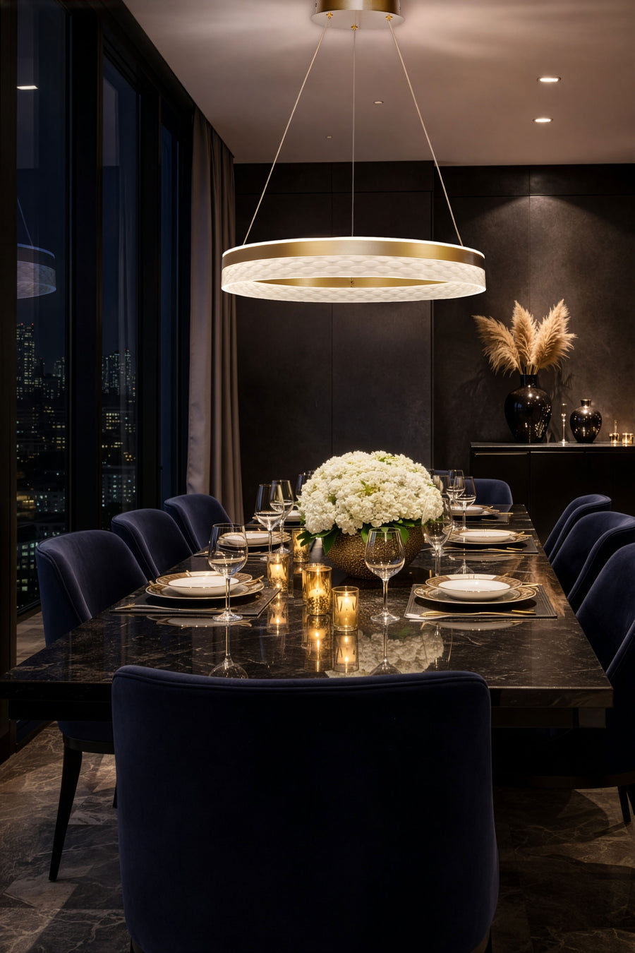 Vue plongeante du luminaire allumé éclairant une table dressée avec vue nocturne urbaine