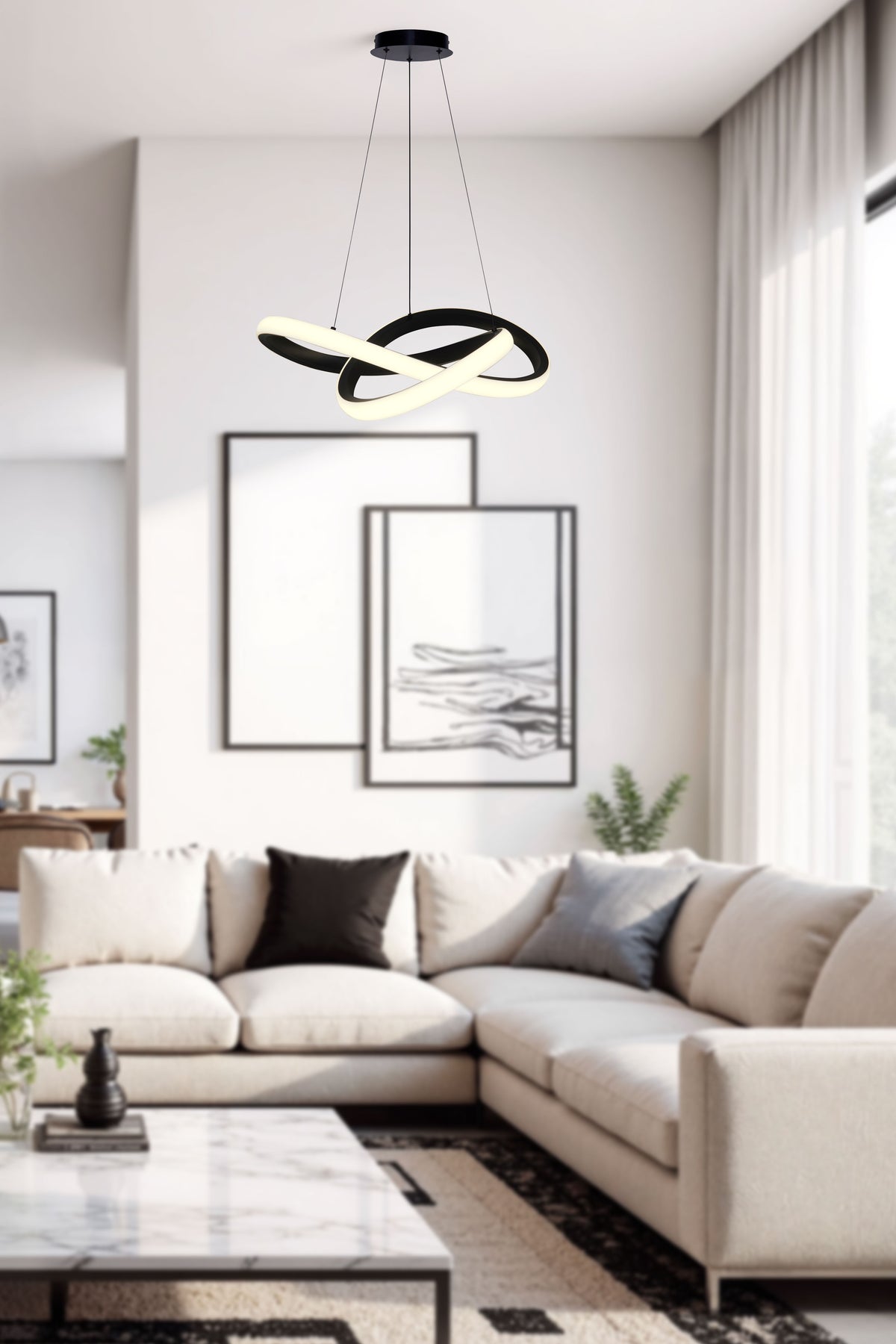 Mise en ambiance dans un salon, luminaire suspendu au-dessus d'un canapé beige clair