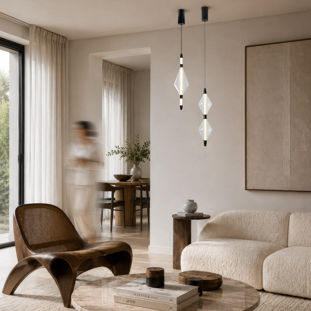 Mise en ambiance salon avec deux suspensions allumées au-dessus d'une table d'appoint.