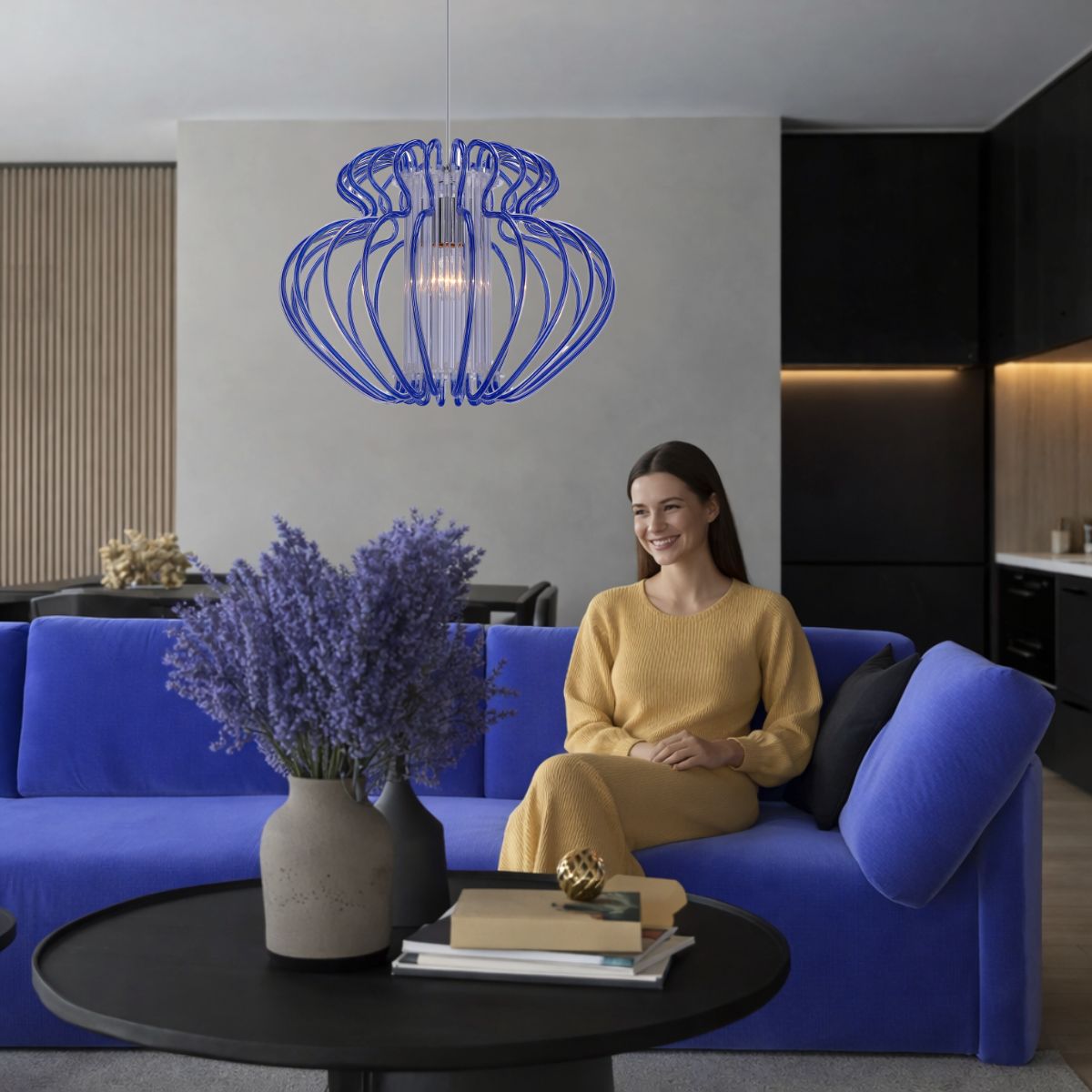 Mise en ambiance dans un salon avec canapé bleu et femme souriante