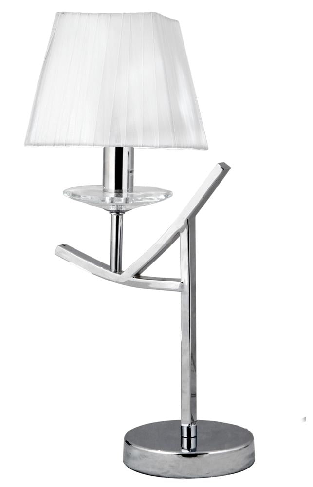 Lampe à poser vue de face sur fond blanc, abat-jour plissé et structure chromée