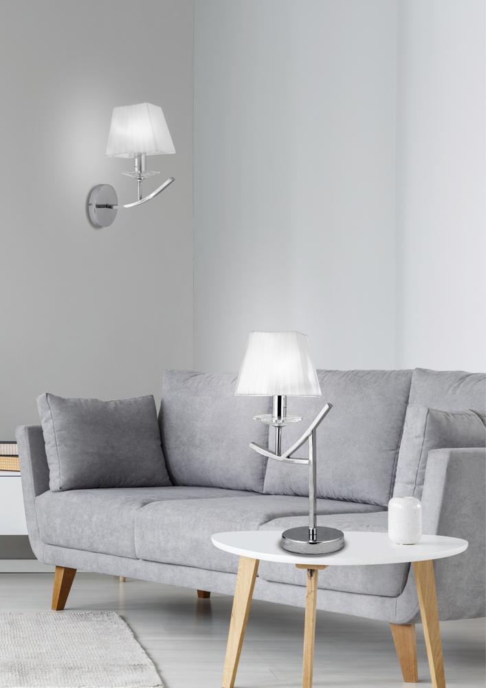 Vue rapprochée du salon avec lampe à poser et applique murale assortie