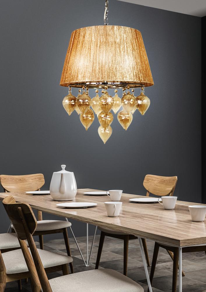 Vue rapprochée de la suspension dans une salle à manger moderne, table dressée.