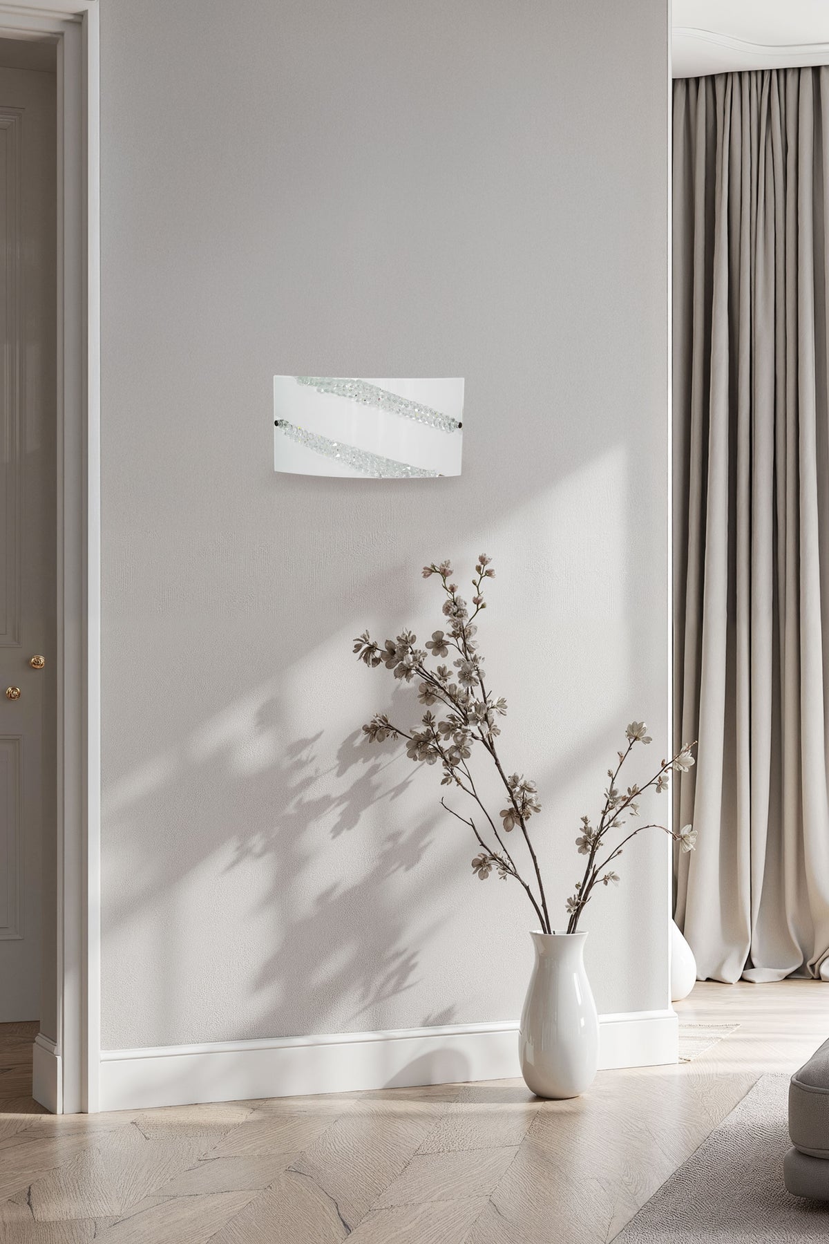 Vue de trois quarts dans un intérieur, luminaire allumé au-dessus d'un sol en chevrons