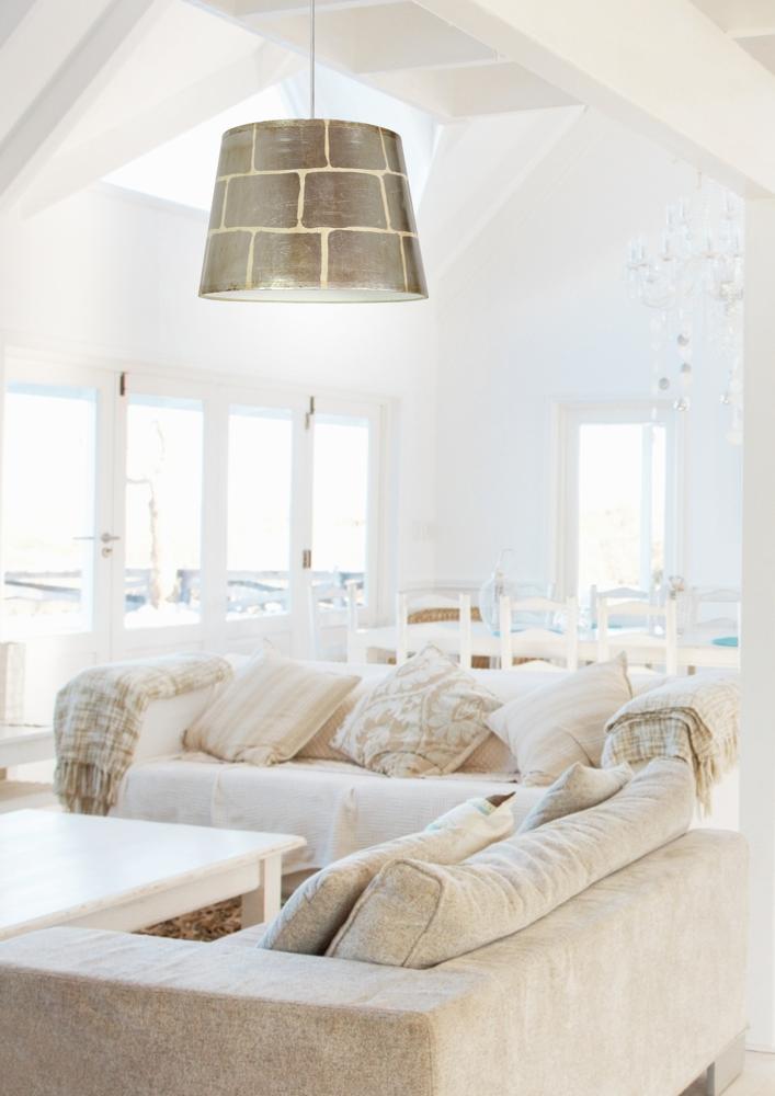 Le même abat-jour doré intégré à une décoration blanche de bord de mer