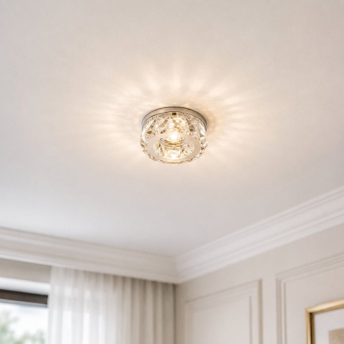 Spot allumé au plafond projetant un halo lumineux et des motifs éclatés