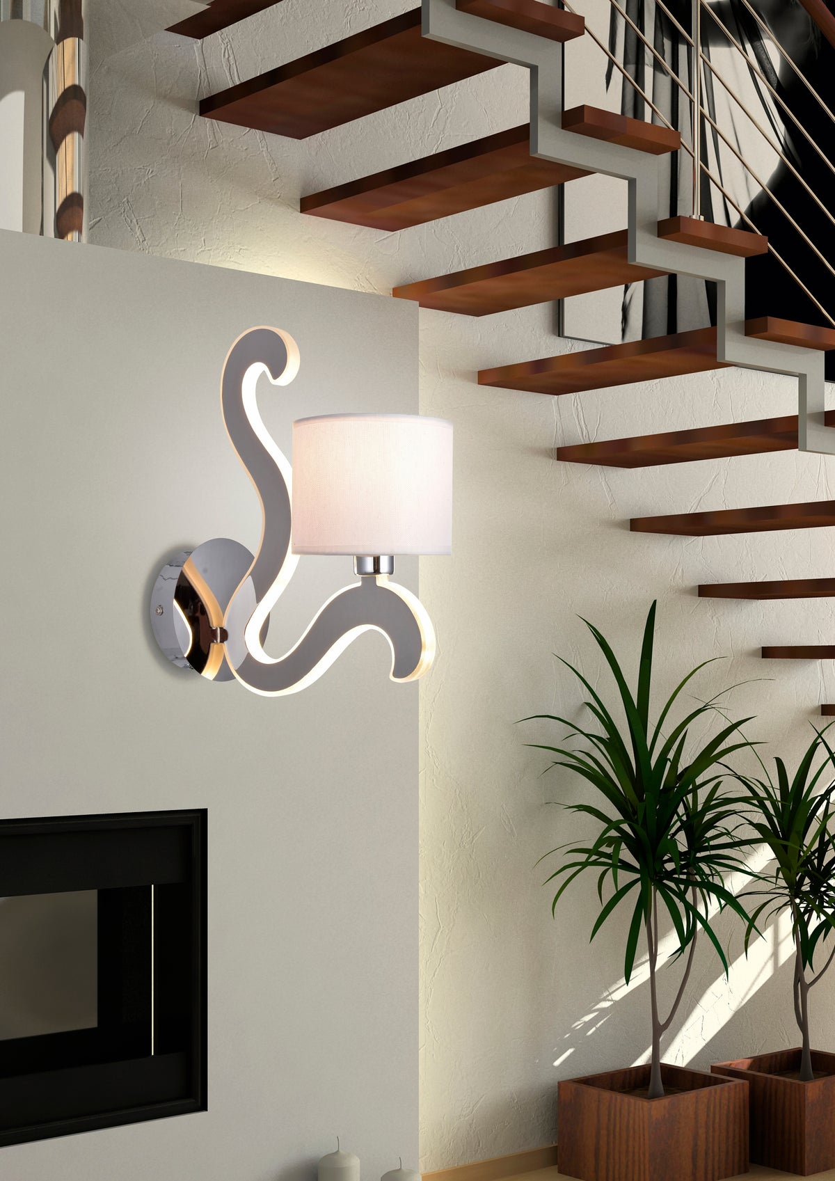 Mise en ambiance près d'un escalier en bois, applique allumée sur mur blanc