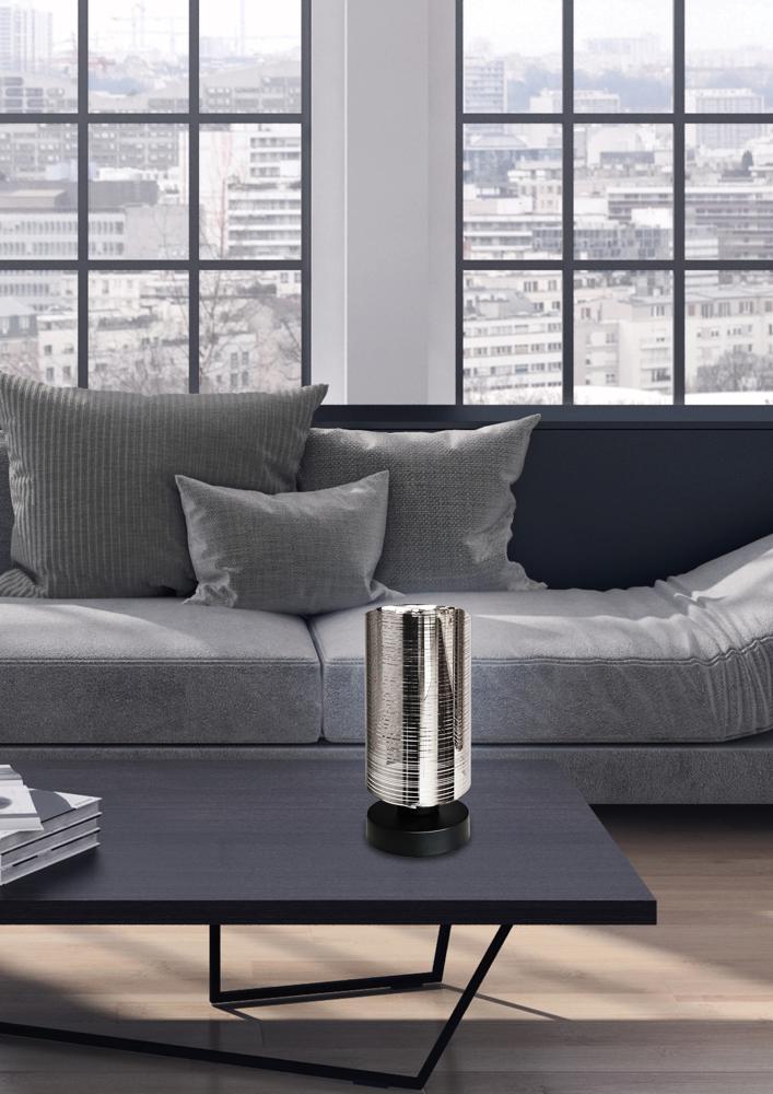 Vue rapprochée de la lampe posée sur la table basse du salon