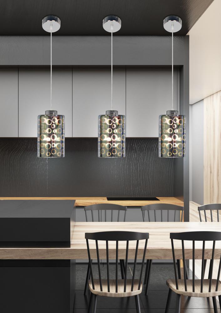Mise en ambiance de trois luminaires suspendus dans une cuisine contemporaine en bois