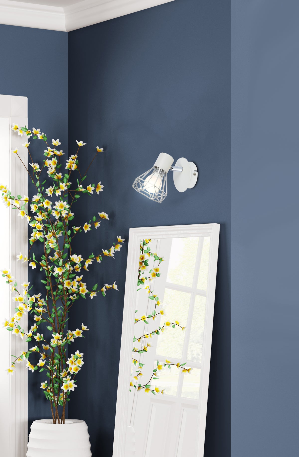 Applique murale blanche sur mur bleu, près d'un miroir et de fleurs jaunes