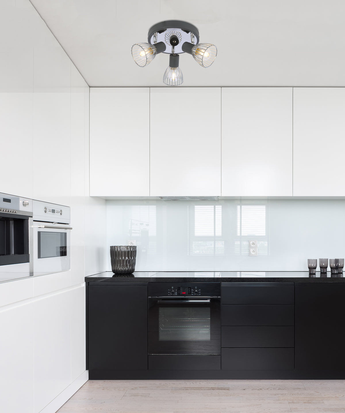 Mise en ambiance du plafonnier fixé au plafond d'une cuisine moderne blanche et noire