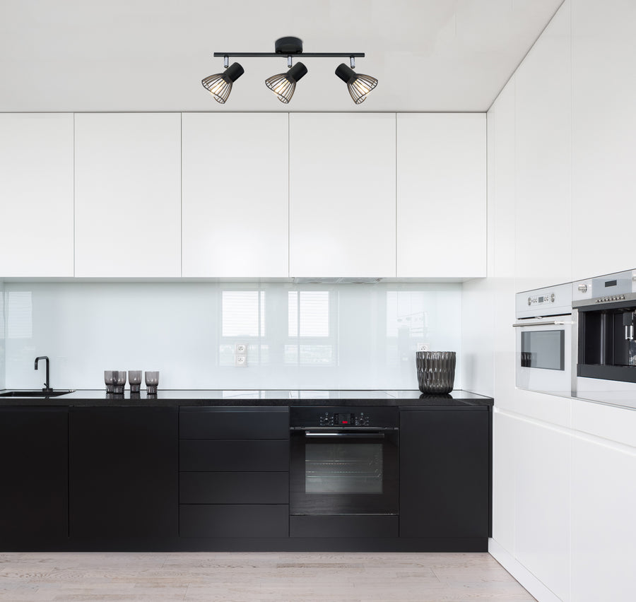 Luminaire installé au plafond dans une cuisine moderne, éclairant le plan de travail.