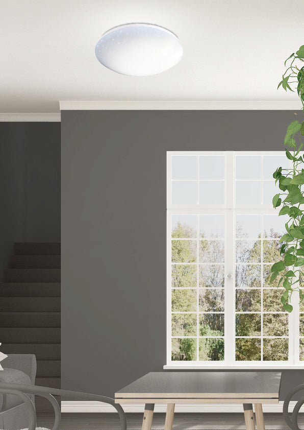 Vue en situation dans un salon gris, luminaire fixé au plafond près de la fenêtre