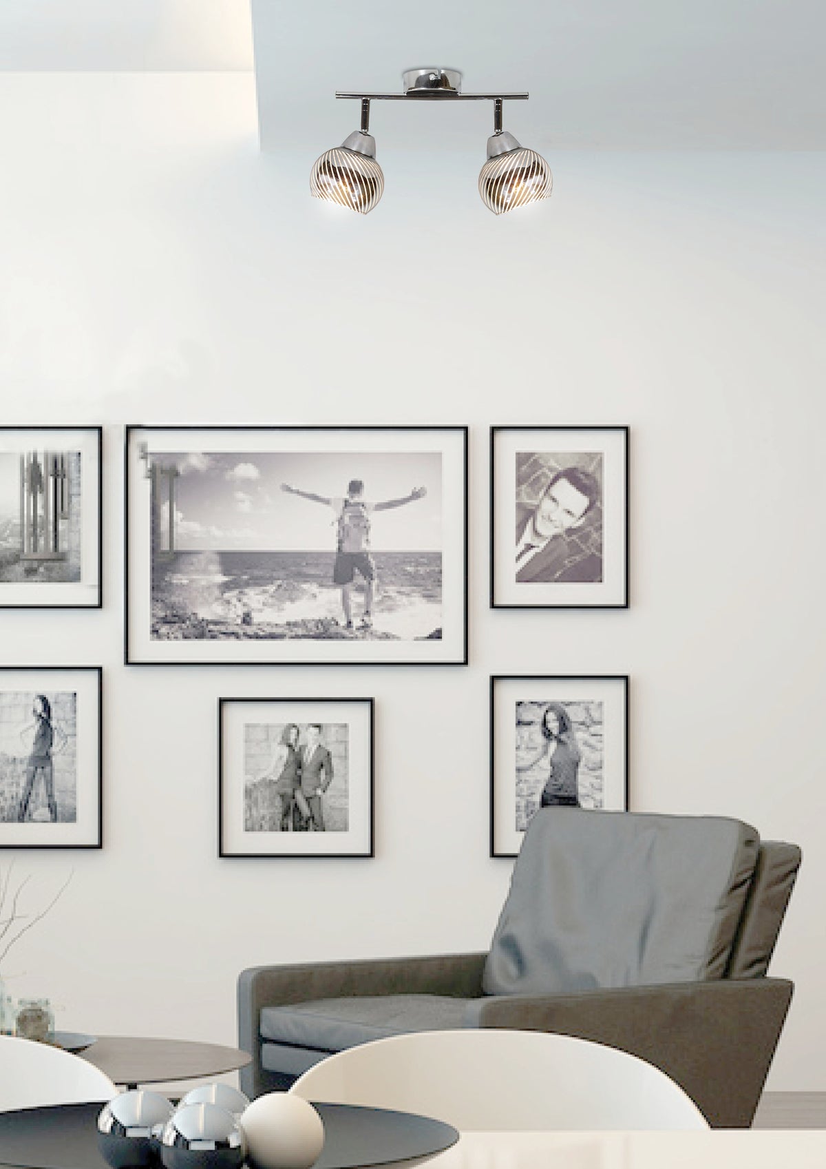 Mise en ambiance du plafonnier allumé au-dessus d'un mur de cadres photo