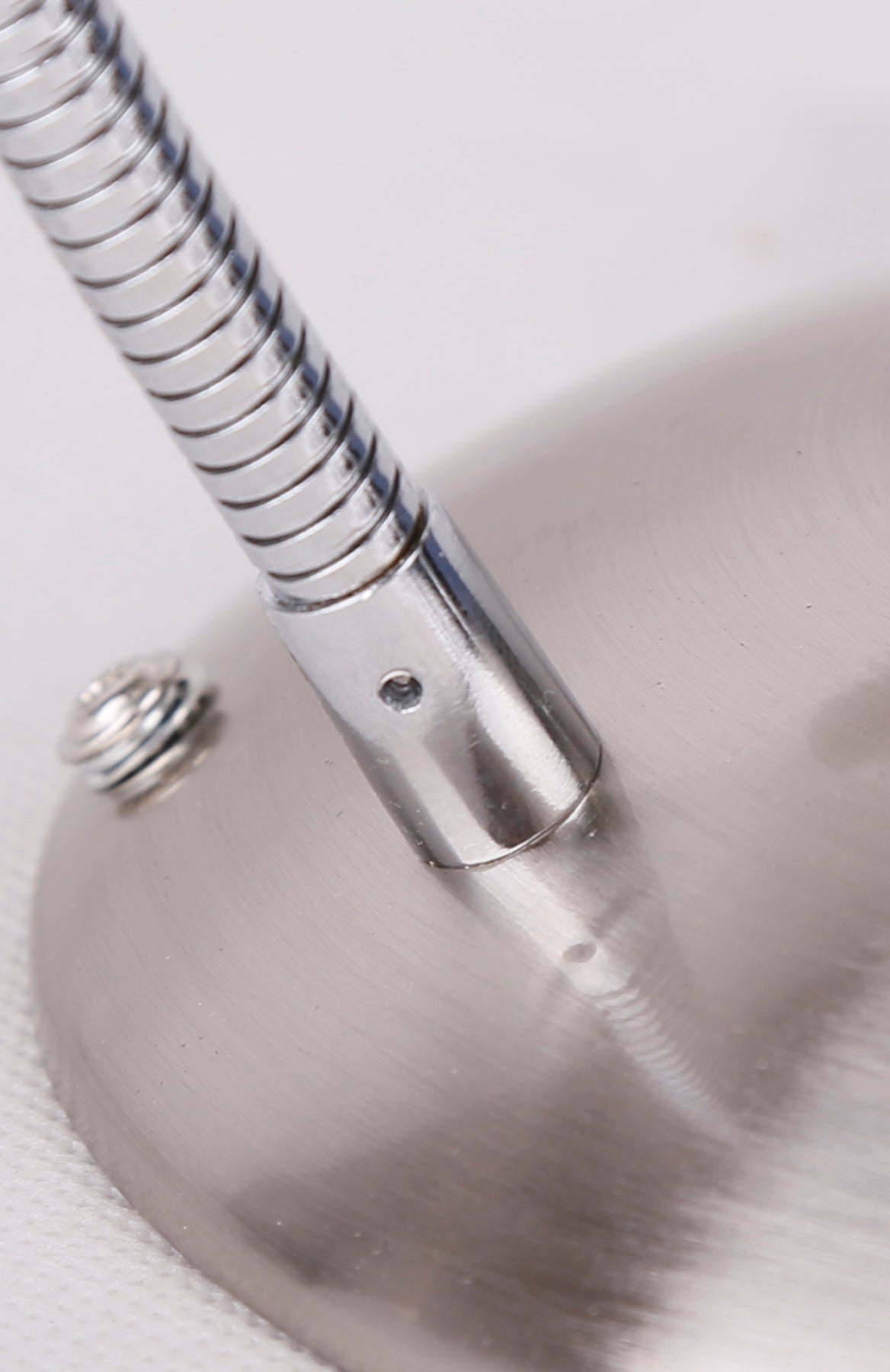 Détail de la finition nickel satiné et de la gaine métallique du bras flexible