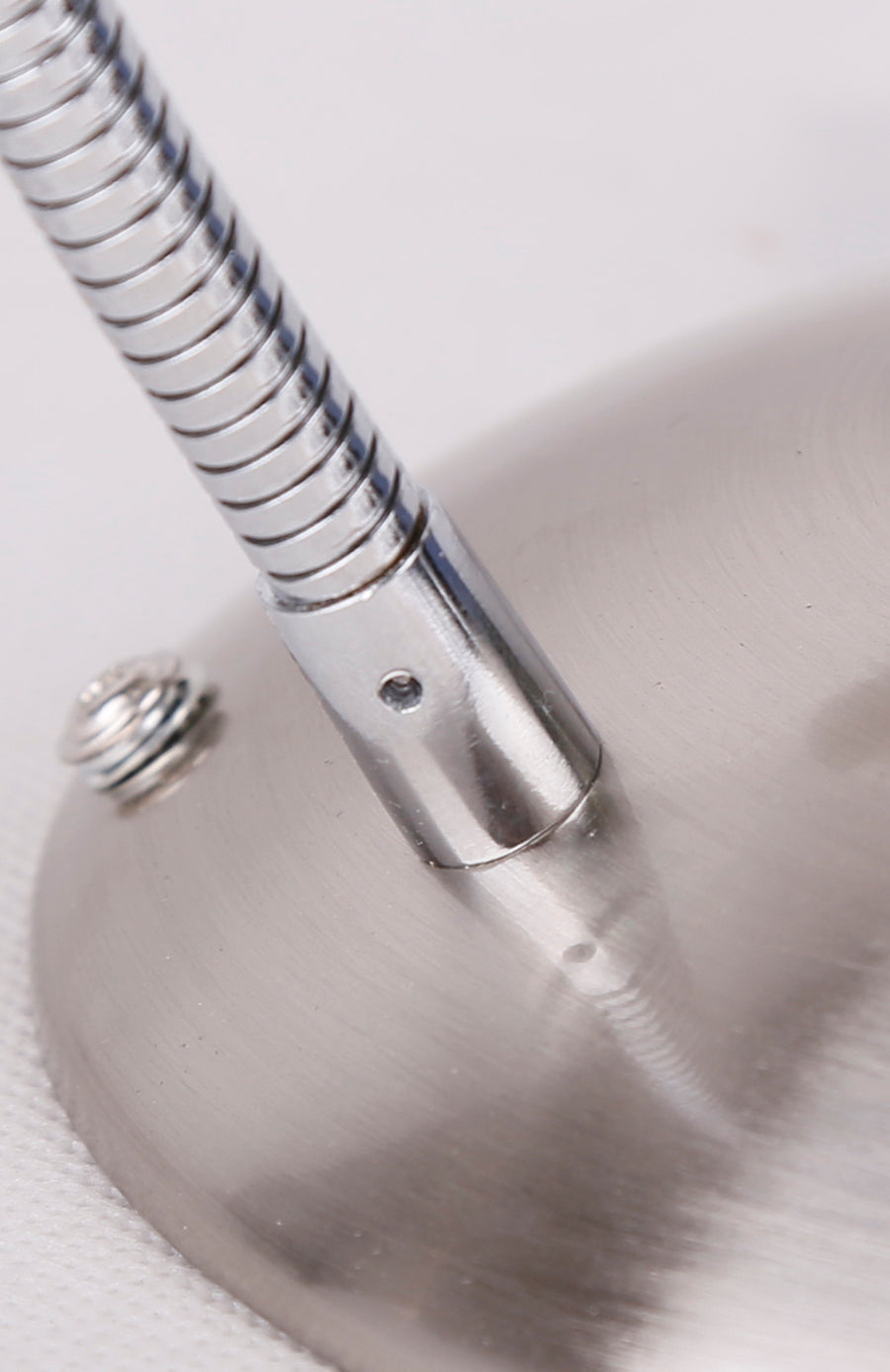 Détail de la finition nickel satiné et de la gaine métallique du bras flexible