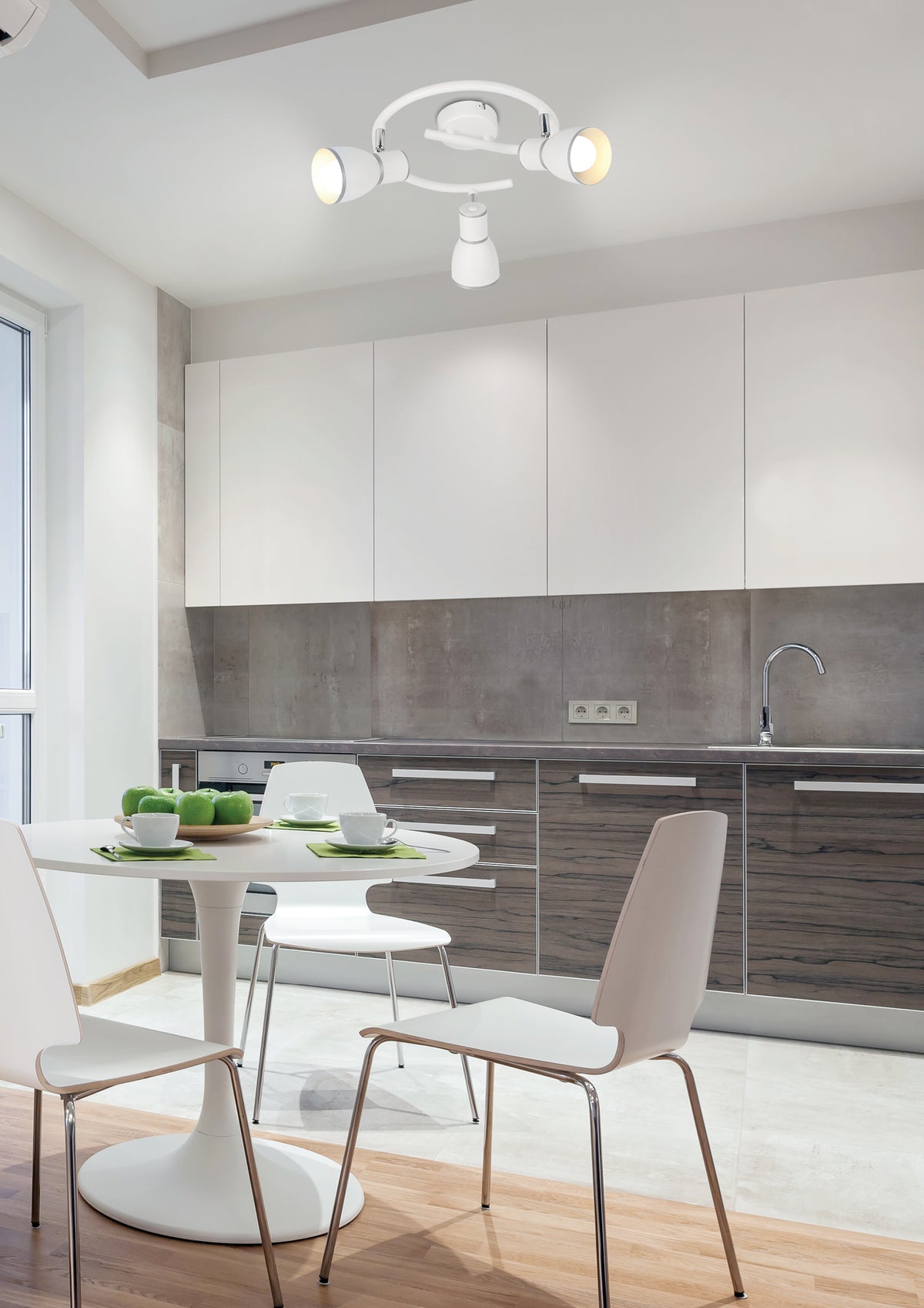 Luminaire installé au plafond au-dessus d'une table de cuisine contemporaine