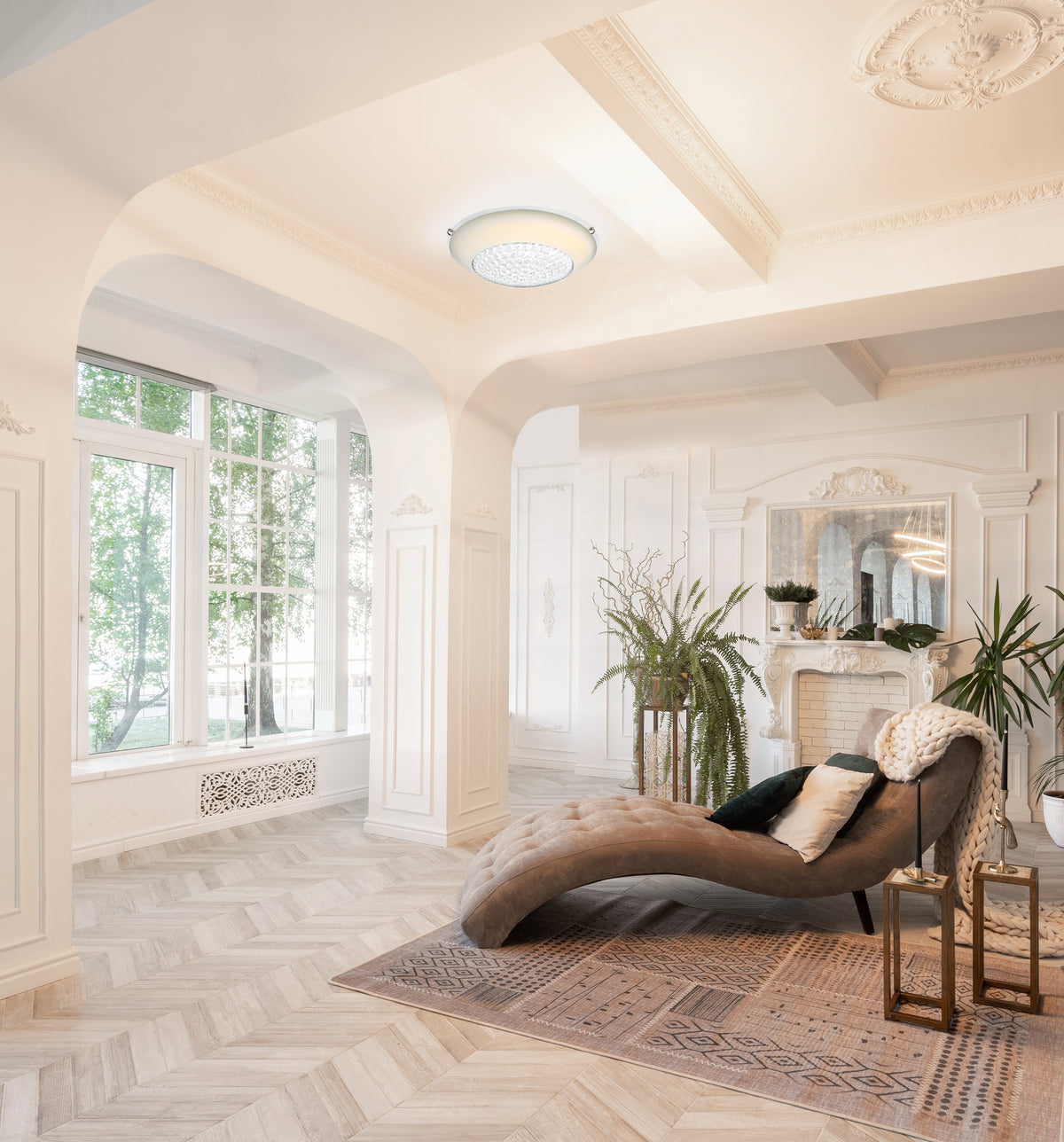 Vue en situation fixée au plafond d'un salon blanc avec moulures et parquet.