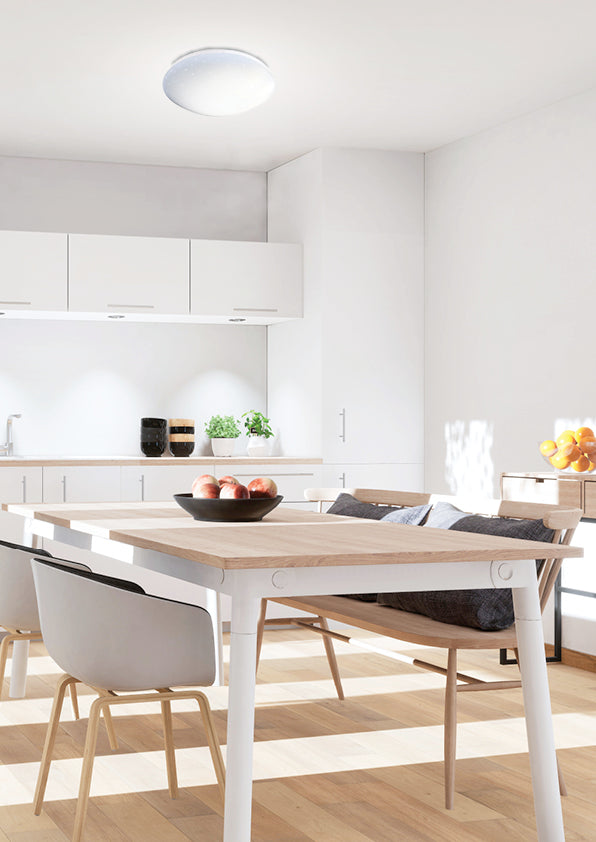 Mise en ambiance du plafonnier installé au plafond d'une cuisine blanche lumineuse