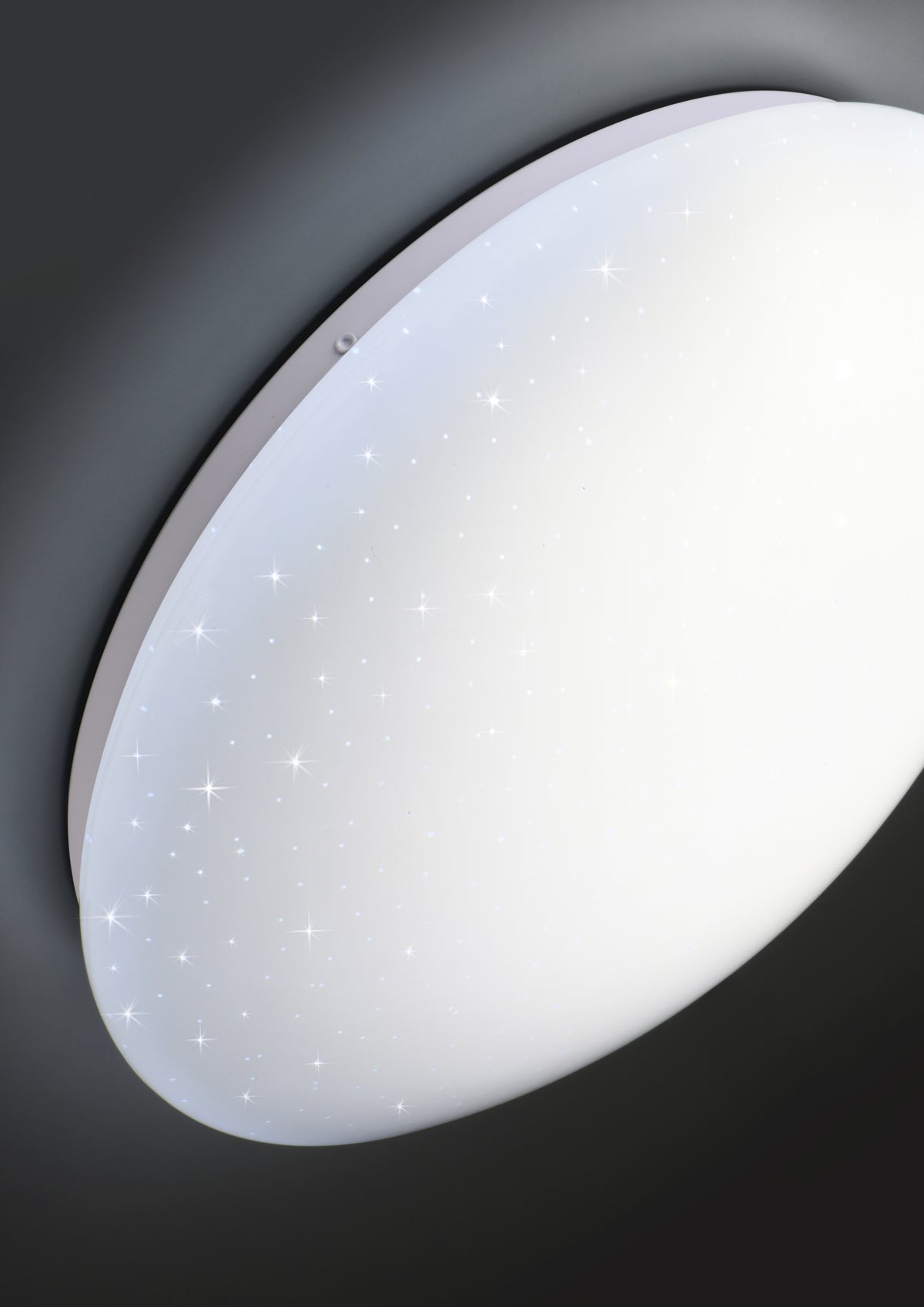 Détail rapproché du diffuseur étoilé et de la finition blanche du luminaire