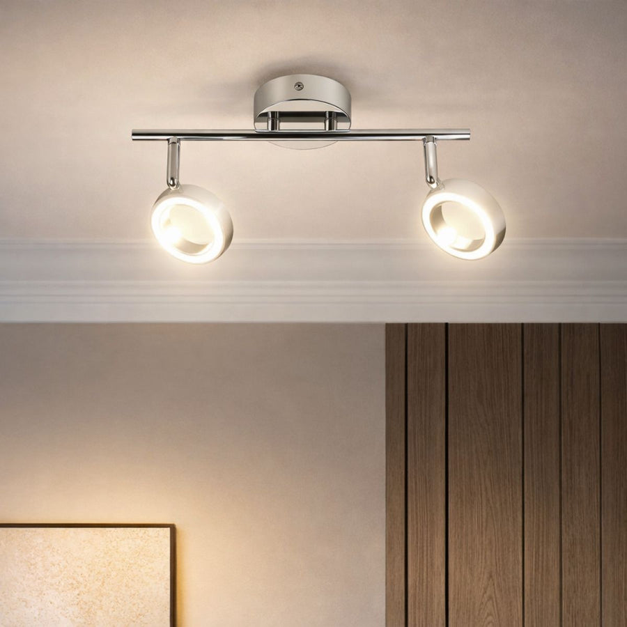 Plafonnier allumé au plafond dans un intérieur chaleureux avec mur en bois.