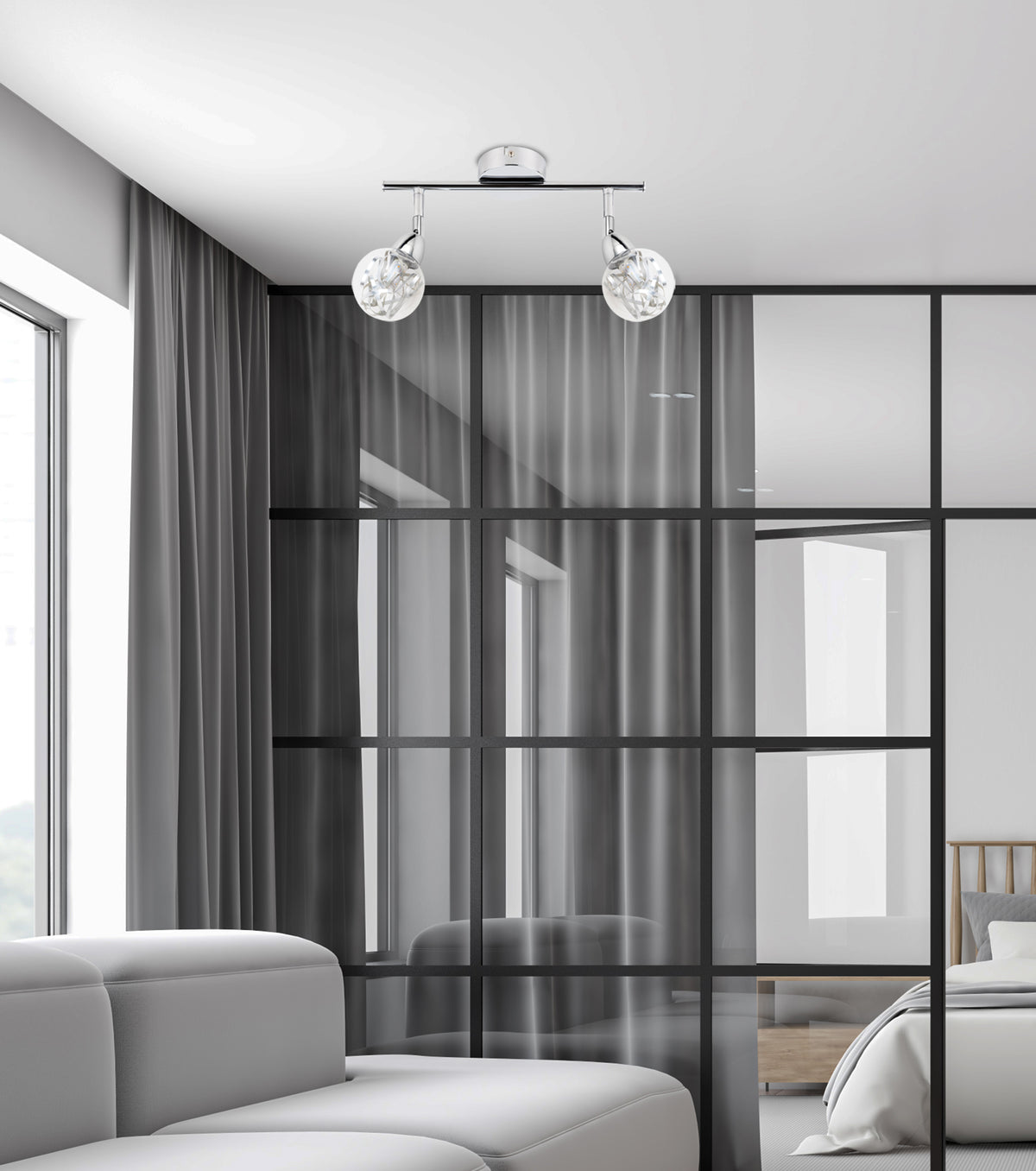 Mise en ambiance du plafonnier chromé fixé au plafond dans un intérieur moderne avec verrière