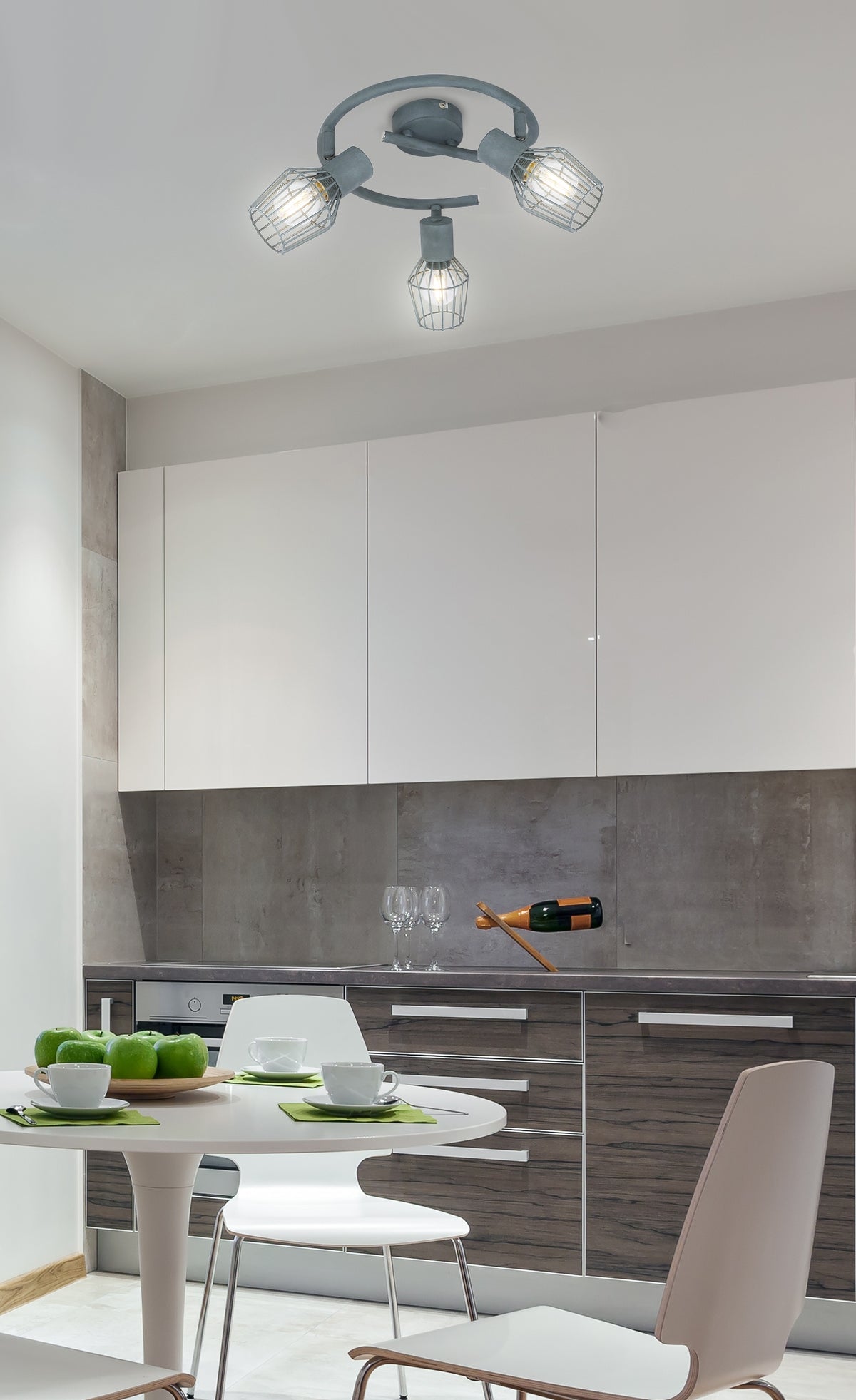Luminaire installé au plafond d'une cuisine moderne, trois spots orientables allumés
