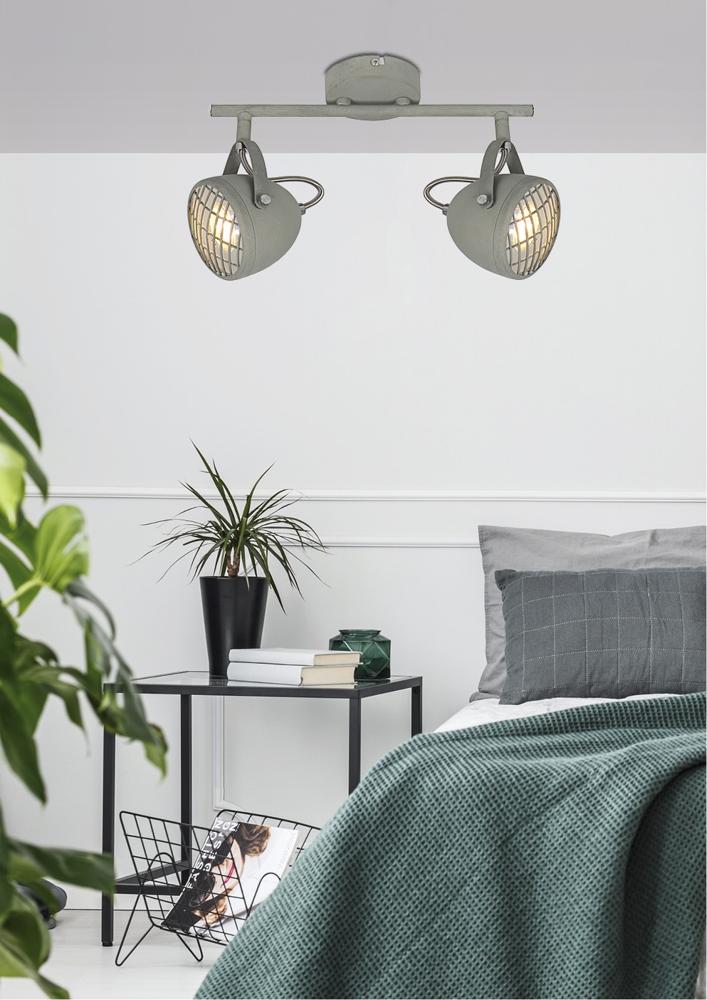 Autre cadrage de la chambre montrant le plafonnier gris et la plante verte