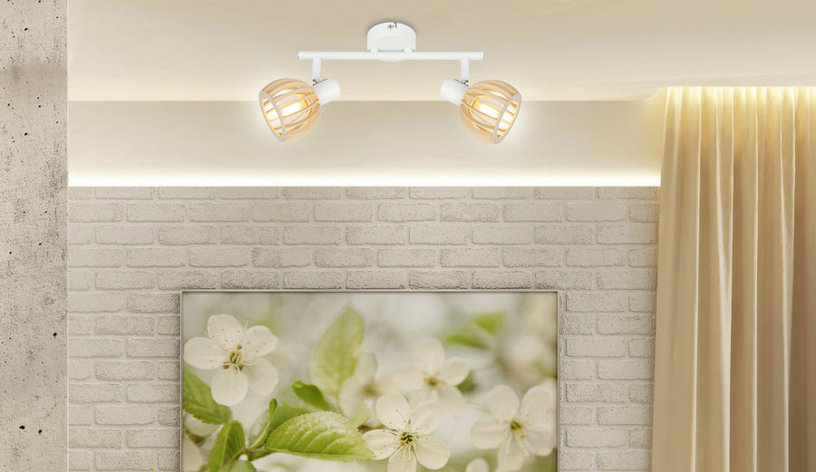 Plafonnier double allumé au-dessus d'un mur de briques et d'un tableau floral