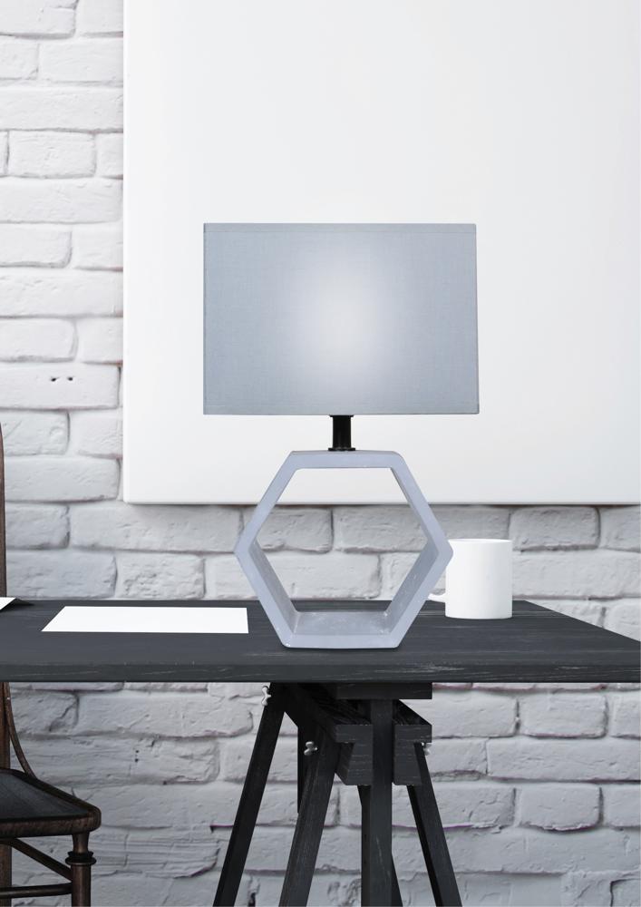 Mise en scène sur bureau en bois noir, tasse blanche et feuille posée
