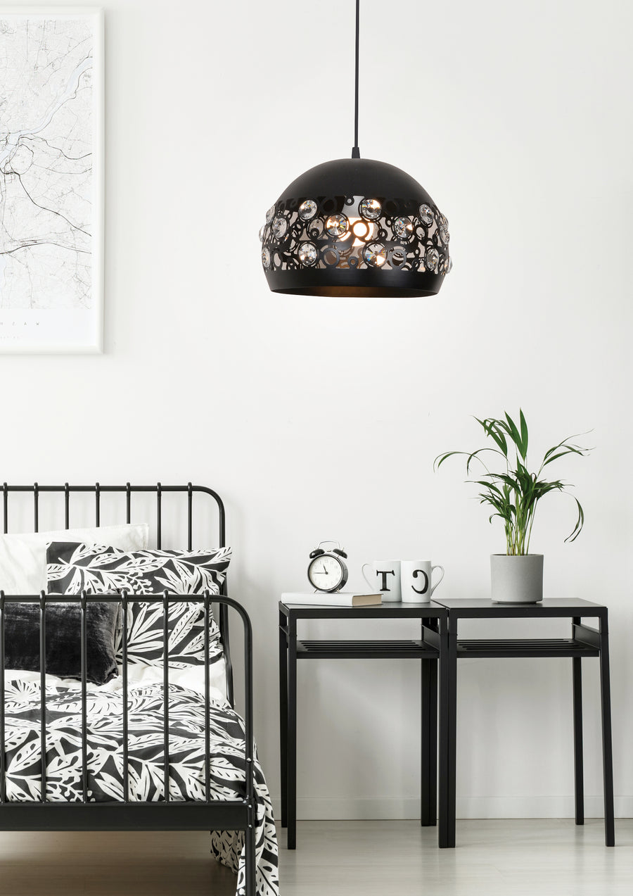 Vue en situation dans une chambre claire, suspension allumée au-dessus d'une table de chevet