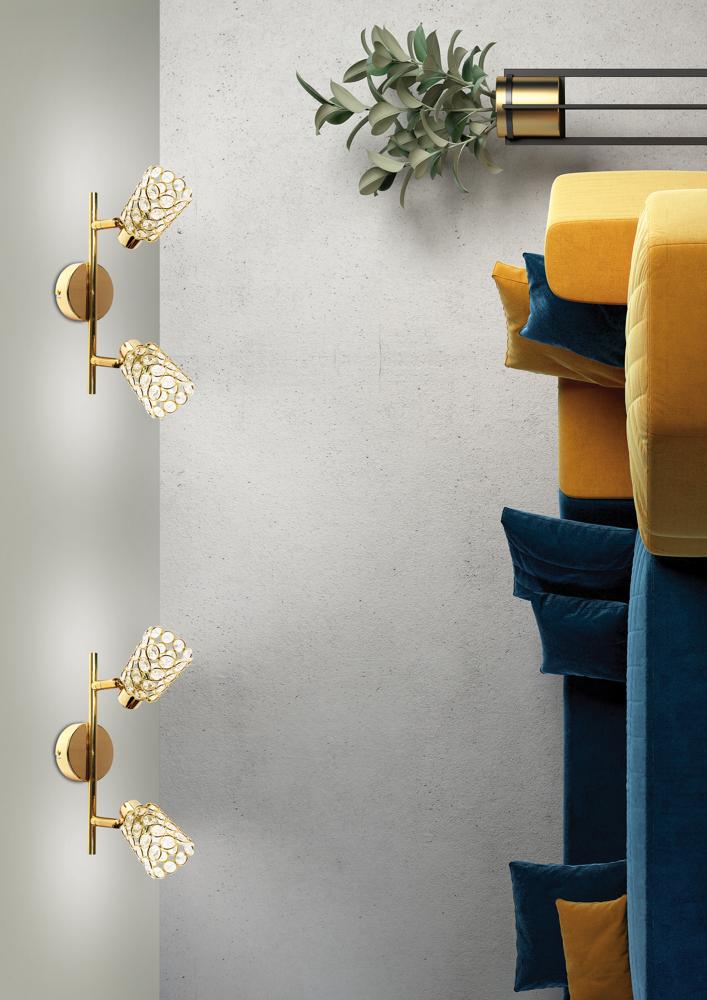Vue rapprochée de deux luminaires orientables montés sur un mur, près d'un canapé jaune et bleu.